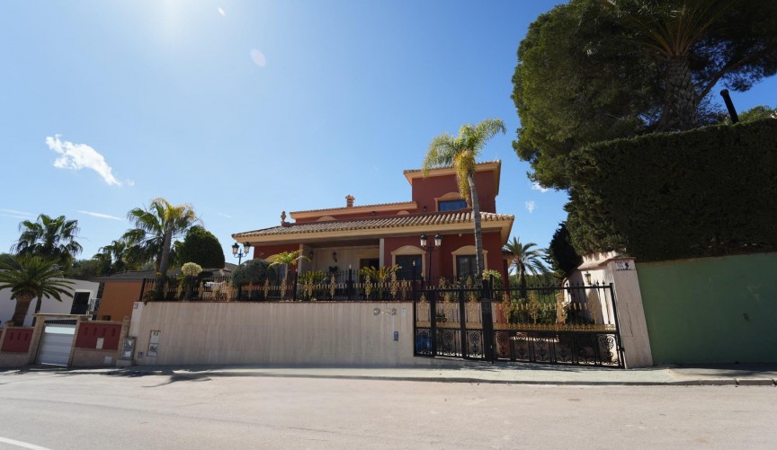 Resale - Villa -
Orihuela Costa - Campoamor