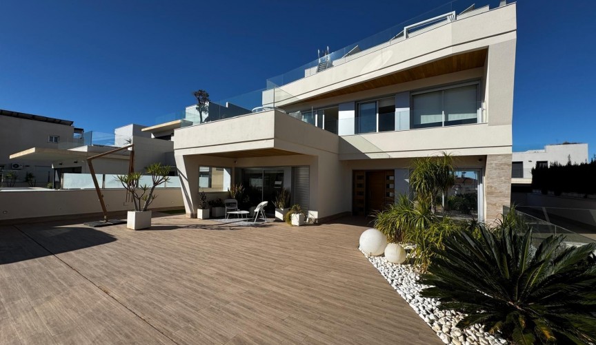 Resale - Villa -
Orihuela Costa - Campoamor