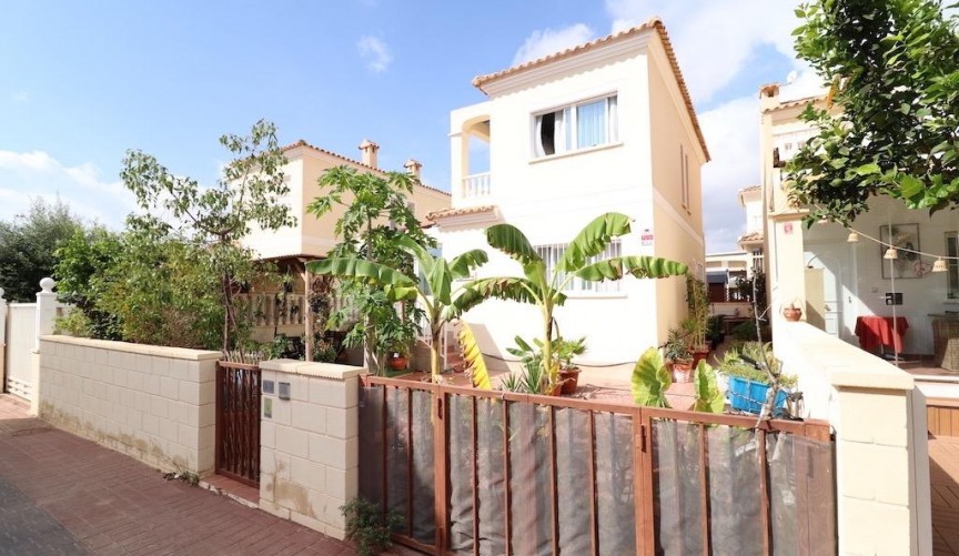 Resale - Villa -
Orihuela Costa - Costa Blanca