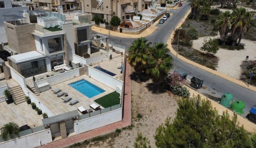 Resale - Villa -
Orihuela Costa - Costa Blanca