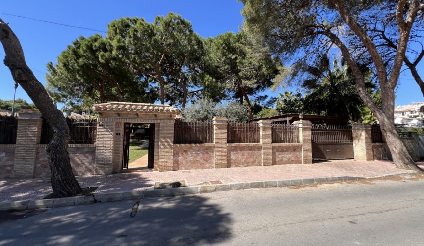 Resale - Villa -
Orihuela Costa - Costa Blanca