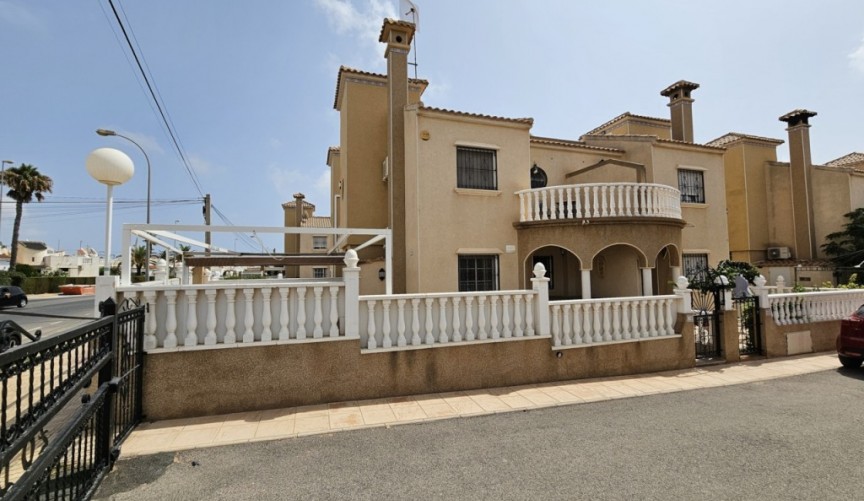 Resale - Villa -
Orihuela Costa - Costa Blanca