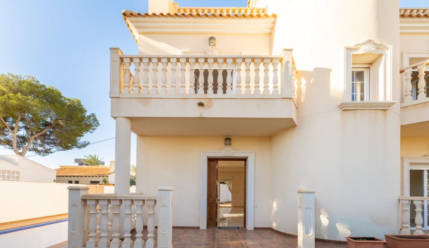 Resale - Villa -
Orihuela Costa - Costa Blanca