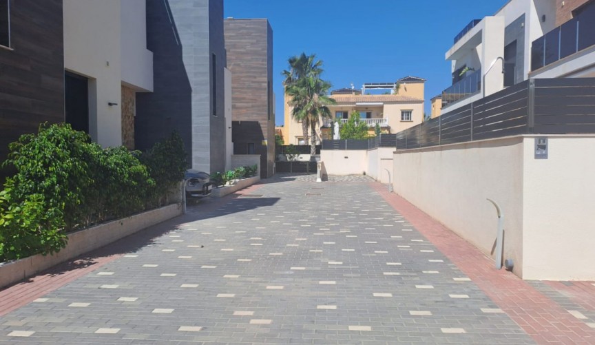 Resale - Villa -
Orihuela Costa - Costa Blanca