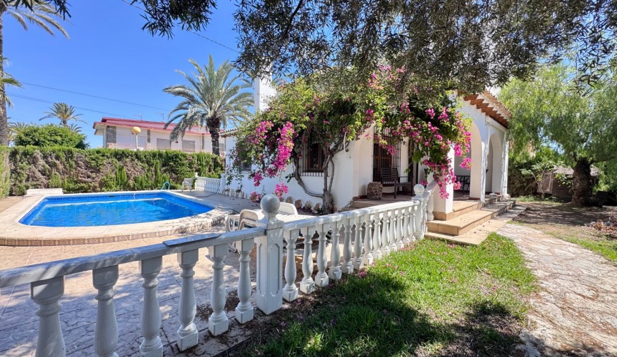 Resale - Villa -
Orihuela Costa - Costa Blanca