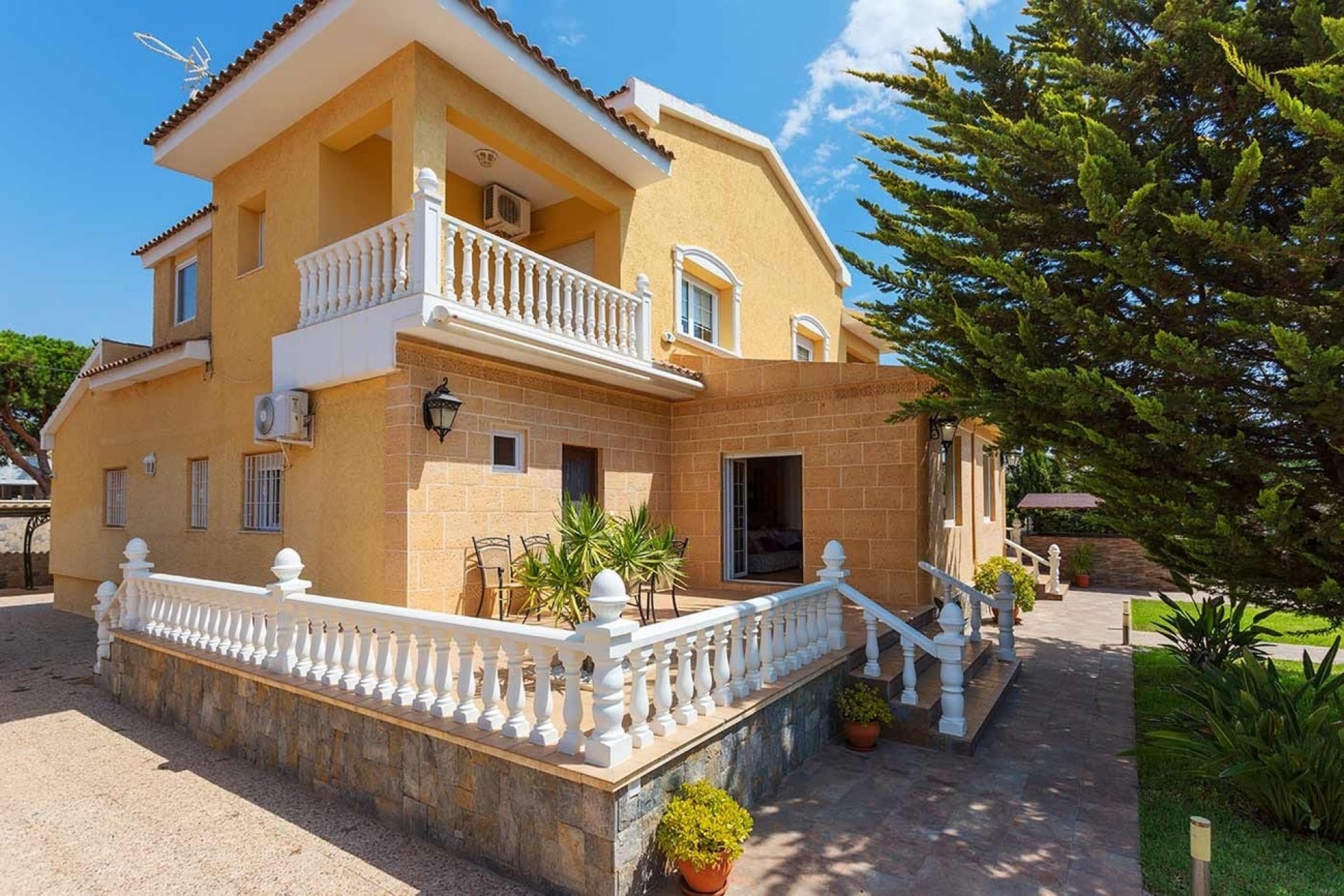 Resale - Villa -
Orihuela Costa - Costa Blanca