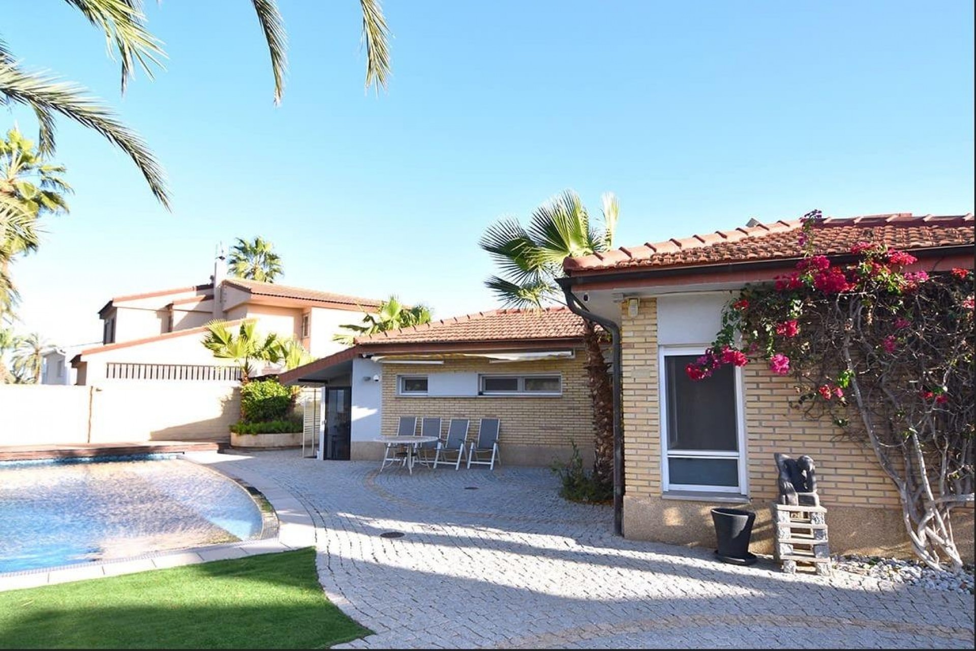 Resale - Villa -
Orihuela Costa - La Zenia