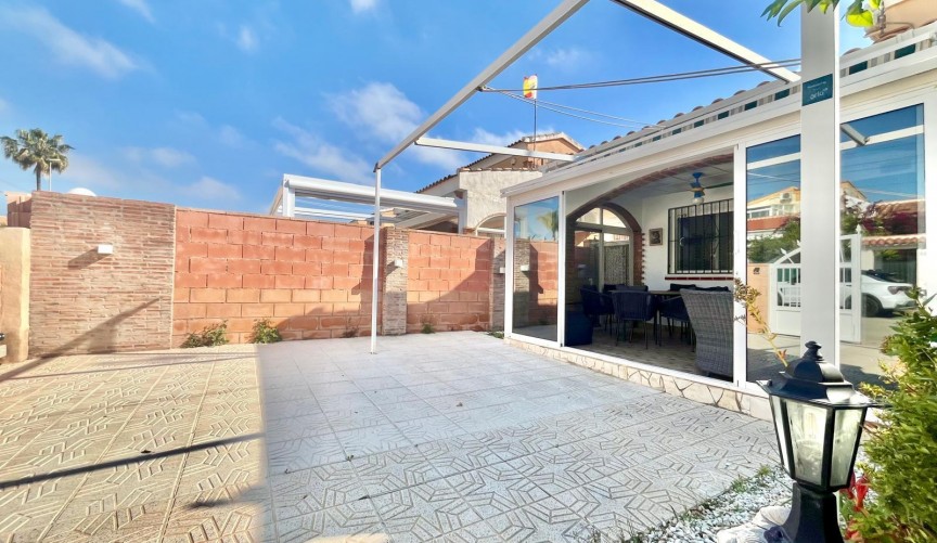 Resale - Villa -
Orihuela Costa - Los Almendros-la Florida