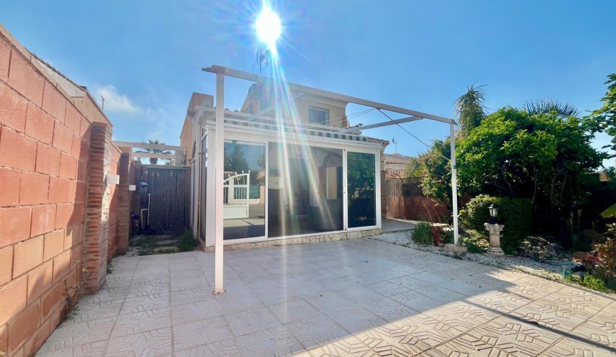 Resale - Villa -
Orihuela Costa - Los Almendros-la Florida