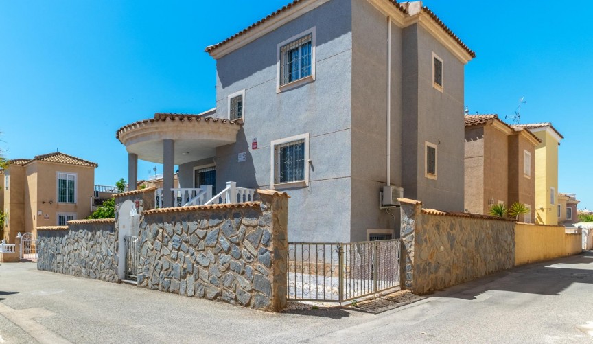 Resale - Villa -
Orihuela Costa - Playa Flamenca Norte