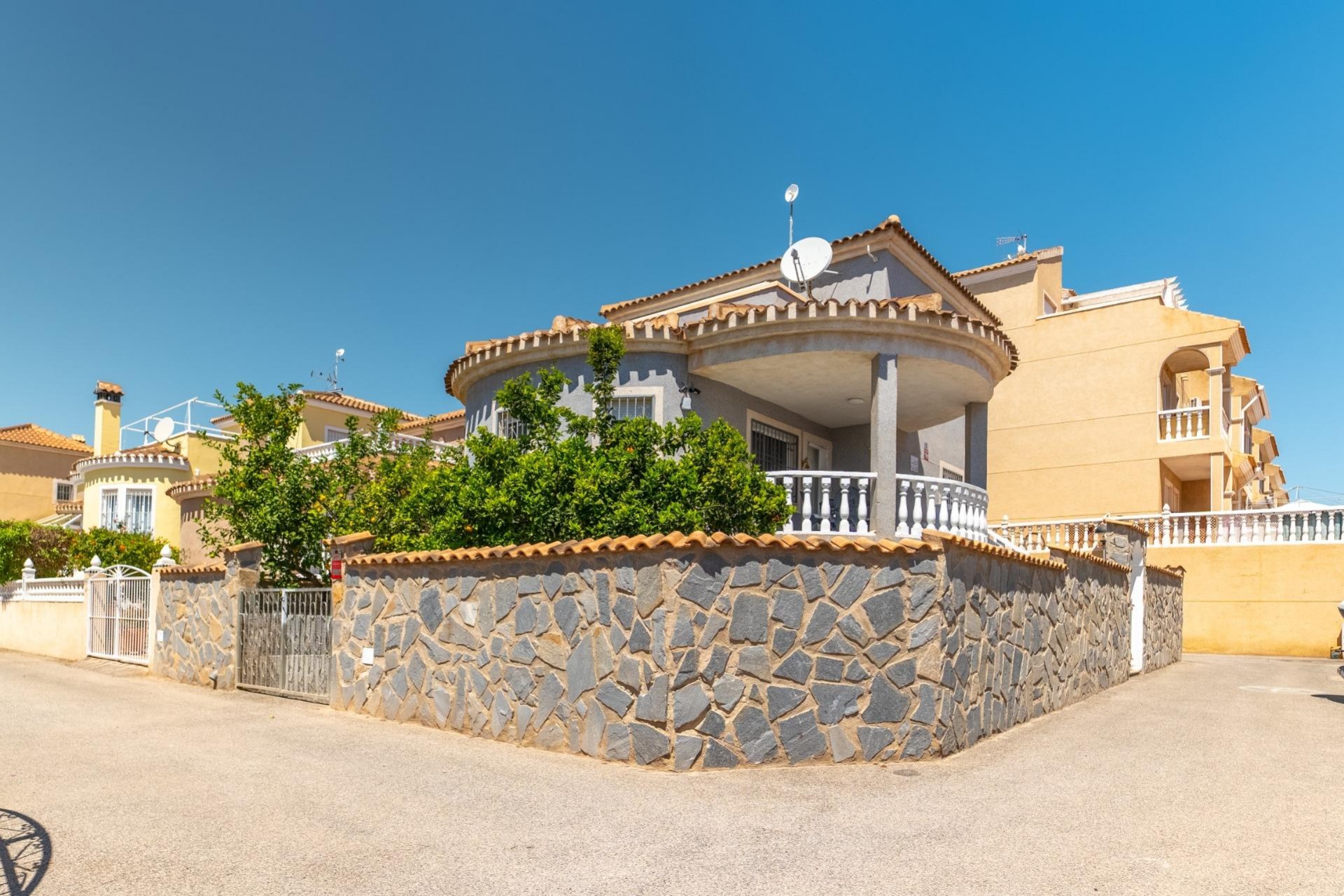 Resale - Villa -
Orihuela Costa - Playa Flamenca Norte