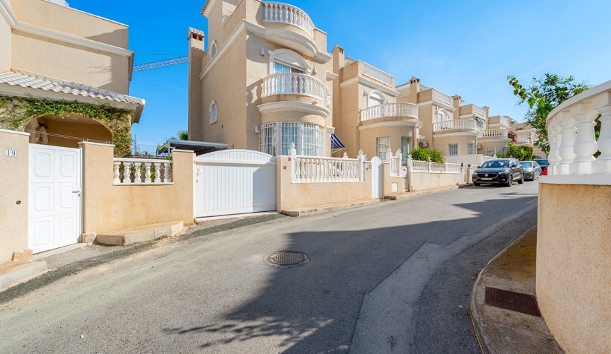 Resale - Villa -
Orihuela - Inland