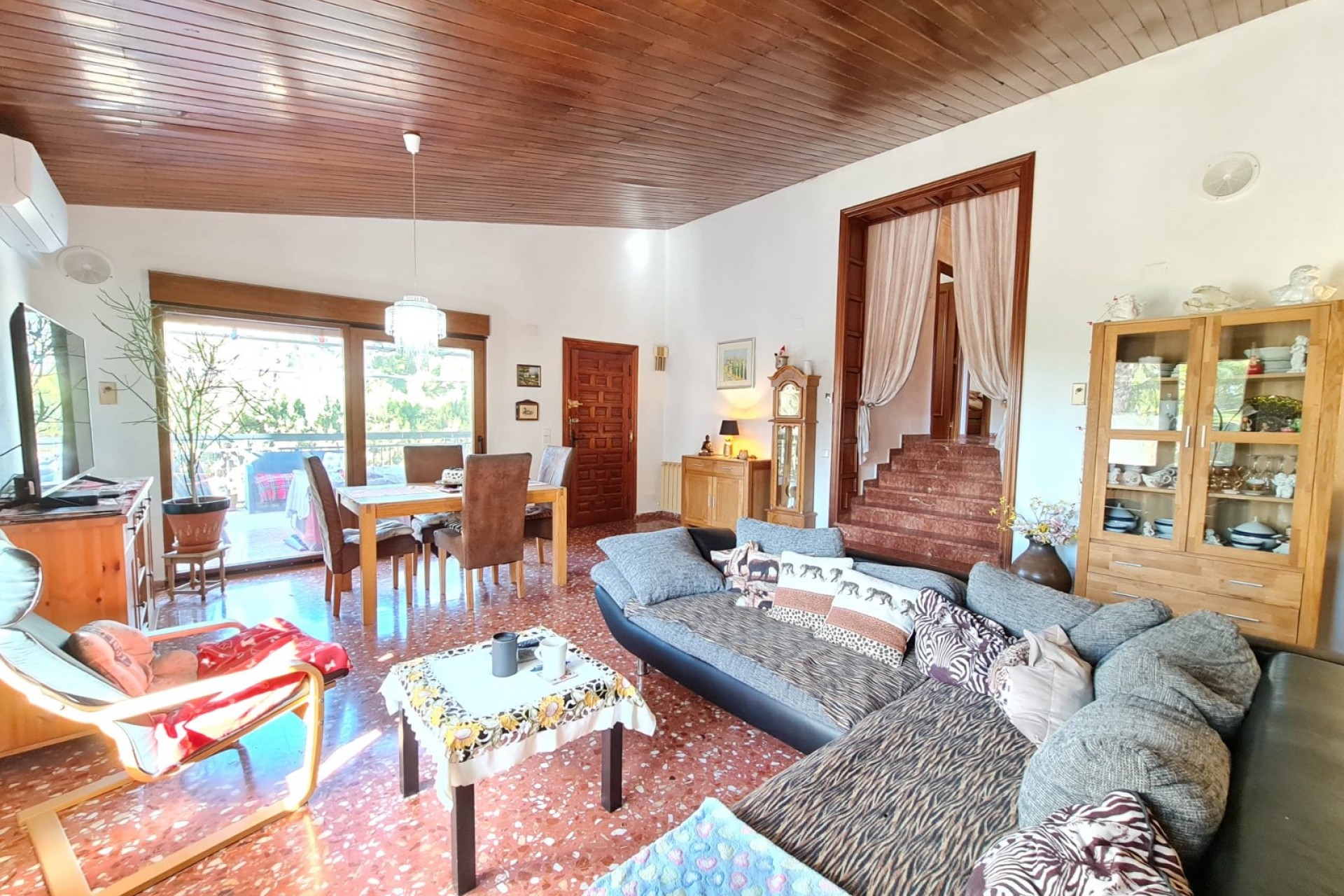 Resale - Villa -
Petrer - Inland