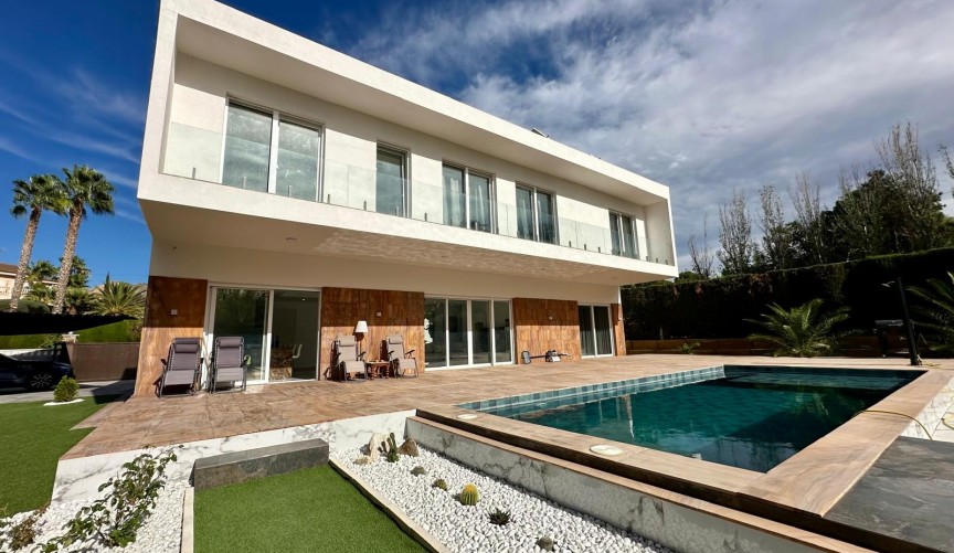 Resale - Villa -
Petrer - Inland