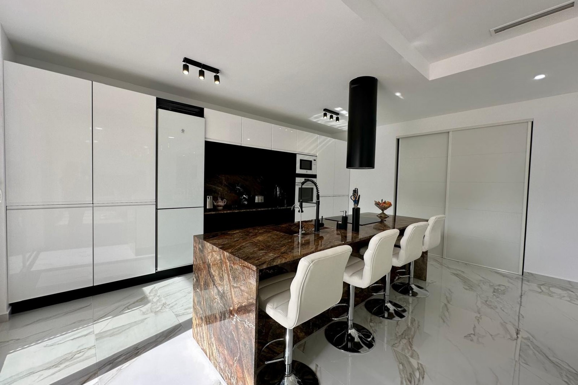 Resale - Villa -
Petrer - Inland