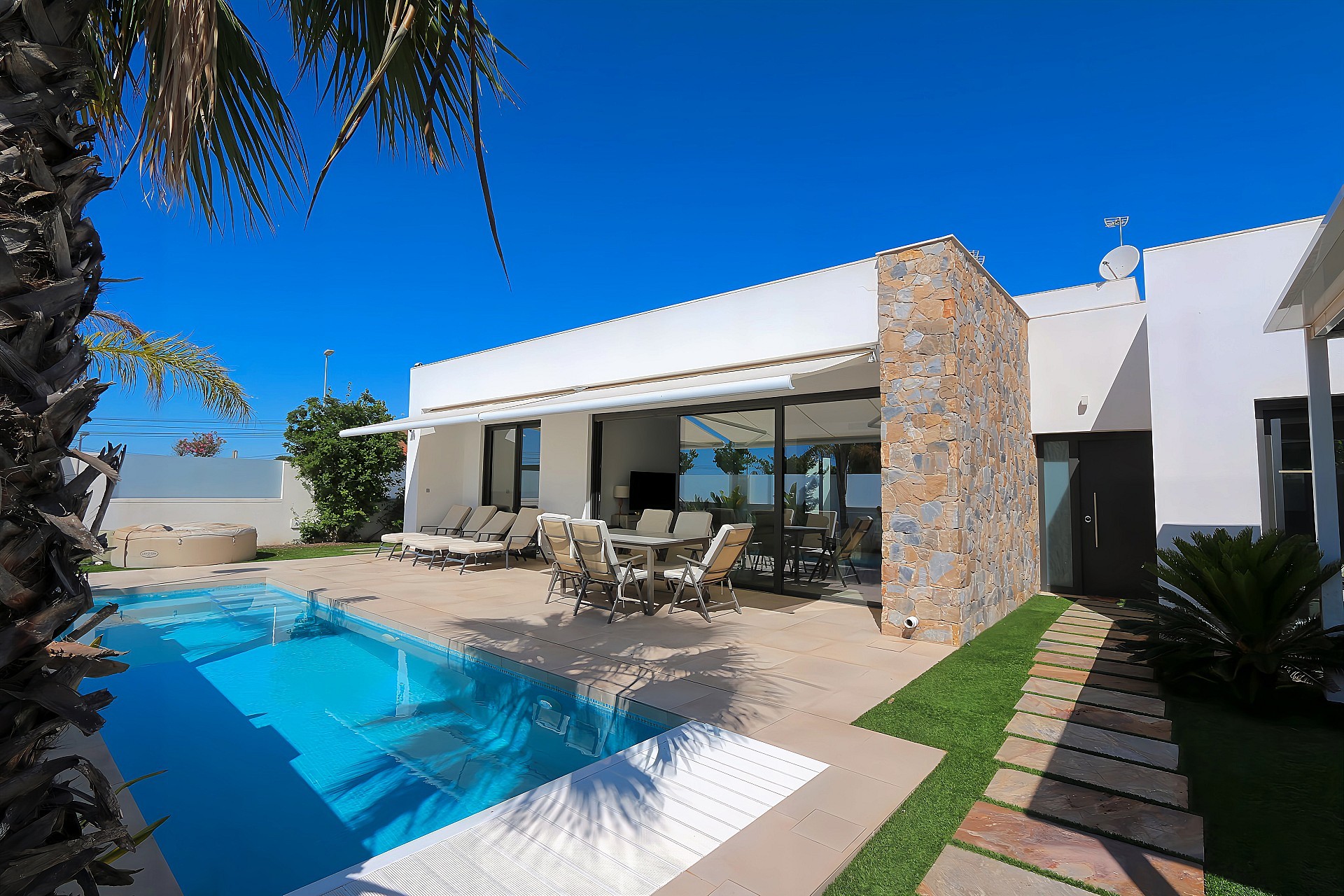 Resale - Villa -
Pilar de la Horadada - Costa Blanca