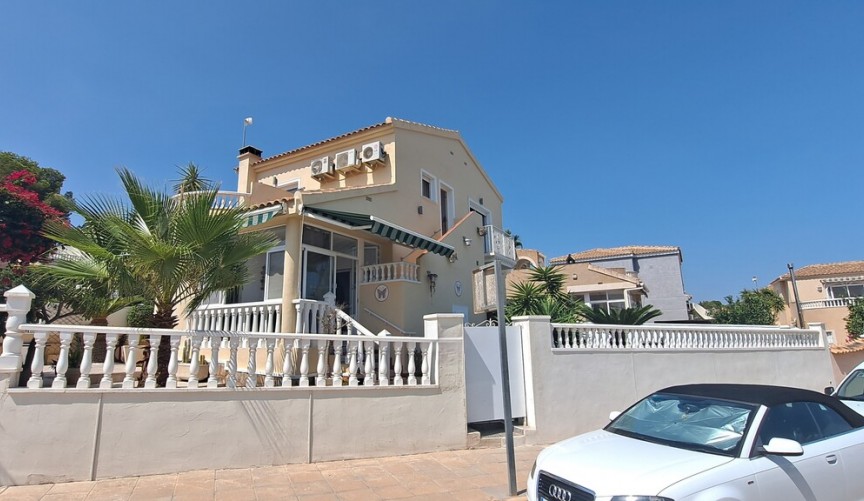 Resale - Villa -
Pinar de Campoverde - Inland