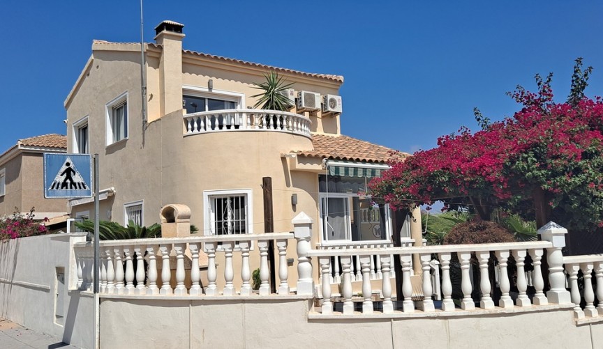 Resale - Villa -
Pinar de Campoverde - Inland