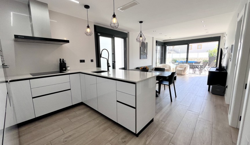 Resale - Villa -
Punta Prima - Costa Blanca