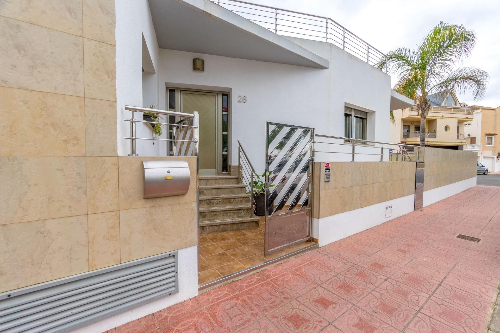 Resale - Villa -
Rojales
