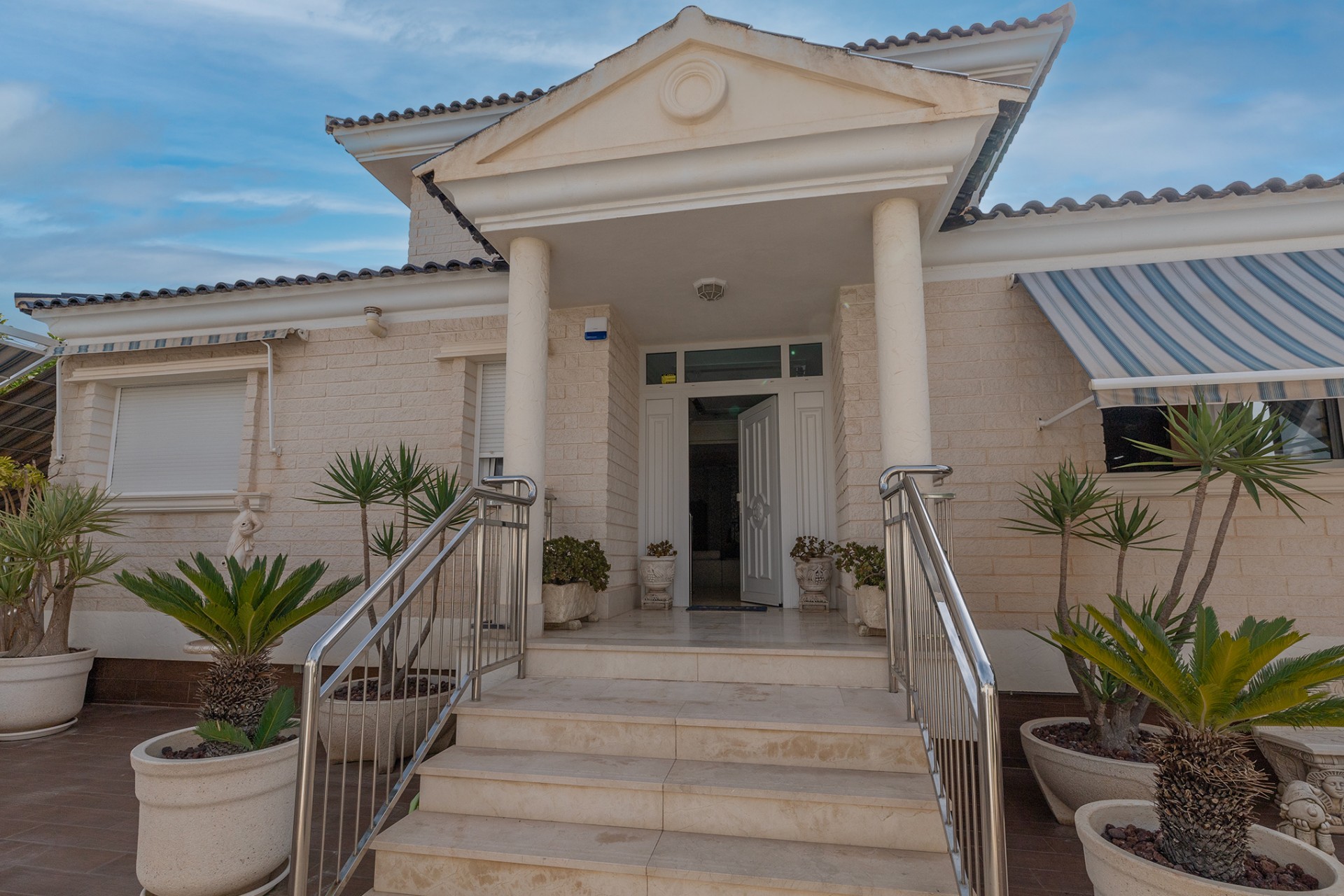 Resale - Villa -
Torrevieja - Costa Blanca