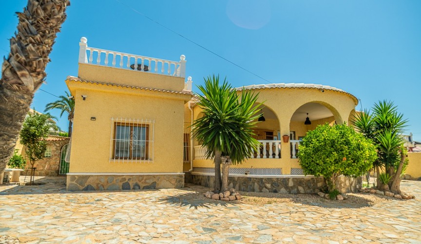 Resale - Villa -
Torrevieja - Costa Blanca