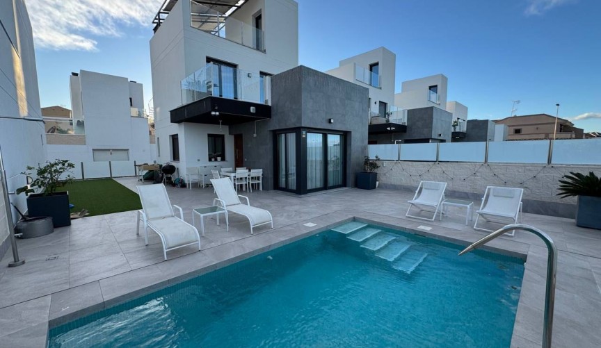 Resale - Villa -
Torrevieja - Costa Blanca