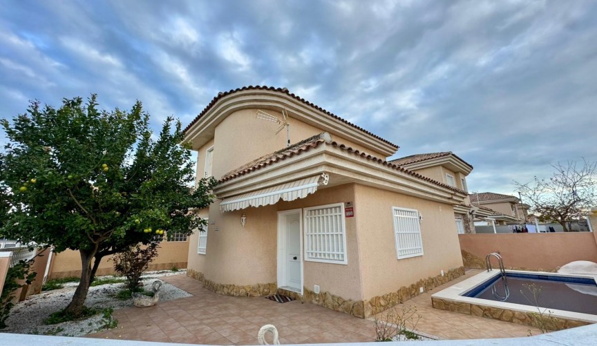 Resale - Villa -
Torrevieja - Costa Blanca