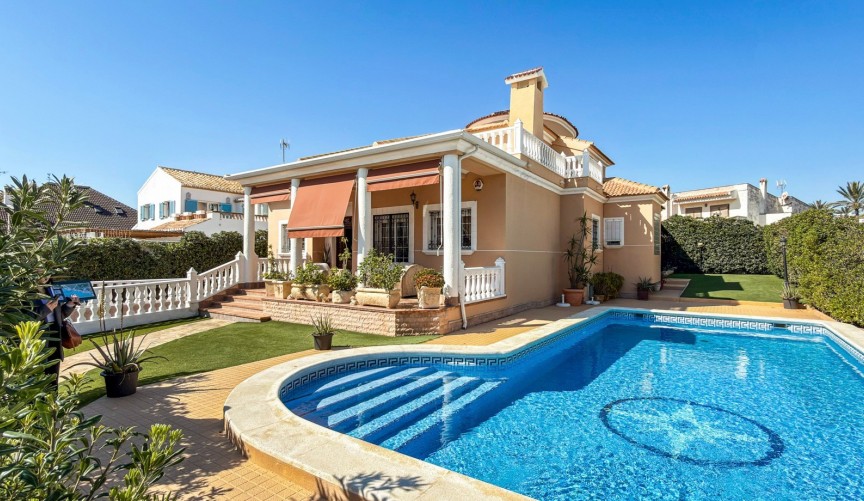 Resale - Villa -
Torrevieja - Costa Blanca
