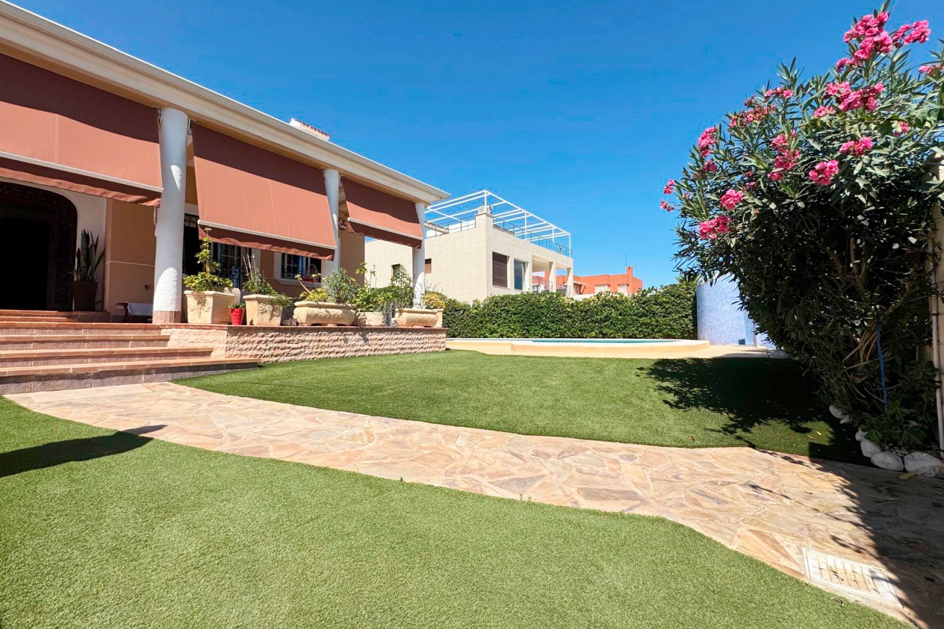 Resale - Villa -
Torrevieja - Costa Blanca