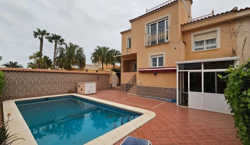Resale - Villa -
Torrevieja - El Chaparral