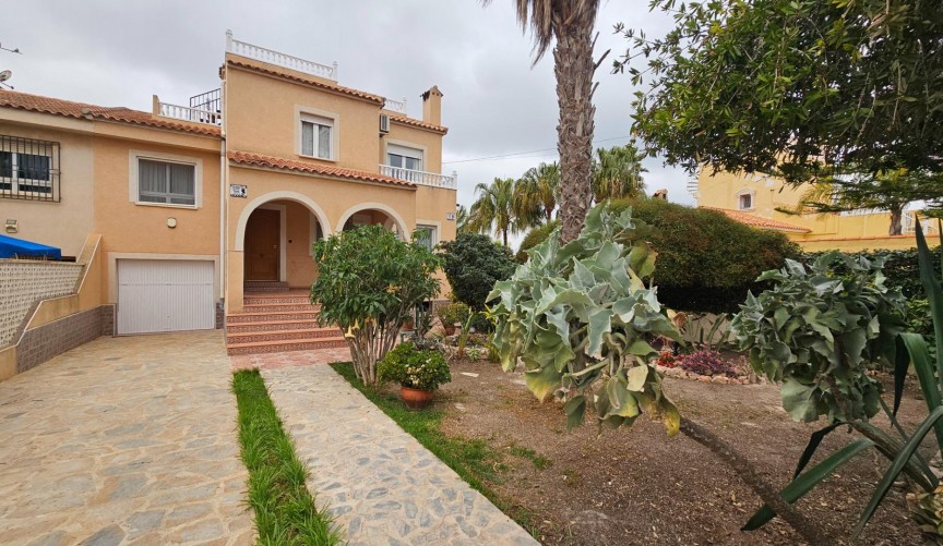 Resale - Villa -
Torrevieja - El Chaparral
