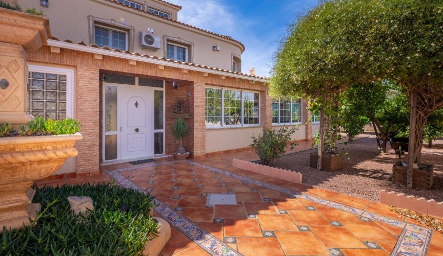 Resale - Villa -
Torrevieja - El Chaparral