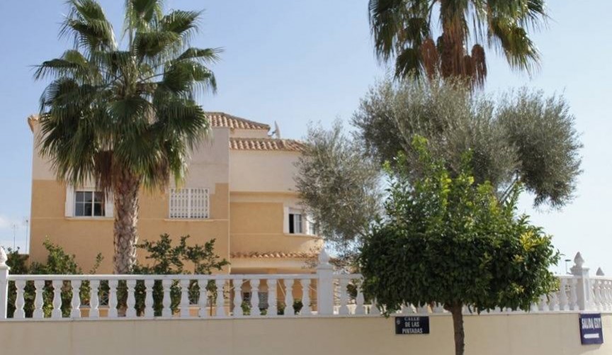 Resale - Villa -
Torrevieja - La Siesta - El Salado - Torreta