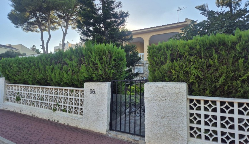 Resale - Villa -
Torrevieja - Los Balcones - Los Altos del Edén