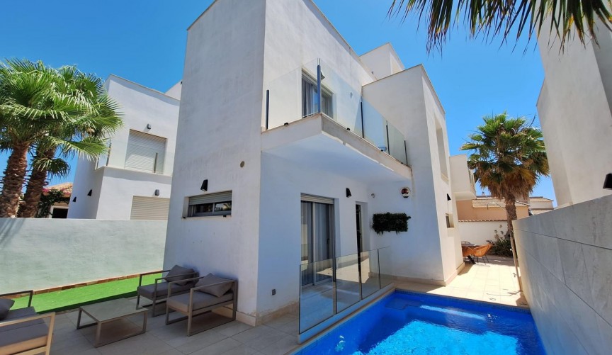 Resale - Villa -
Torrevieja - Los Frutales