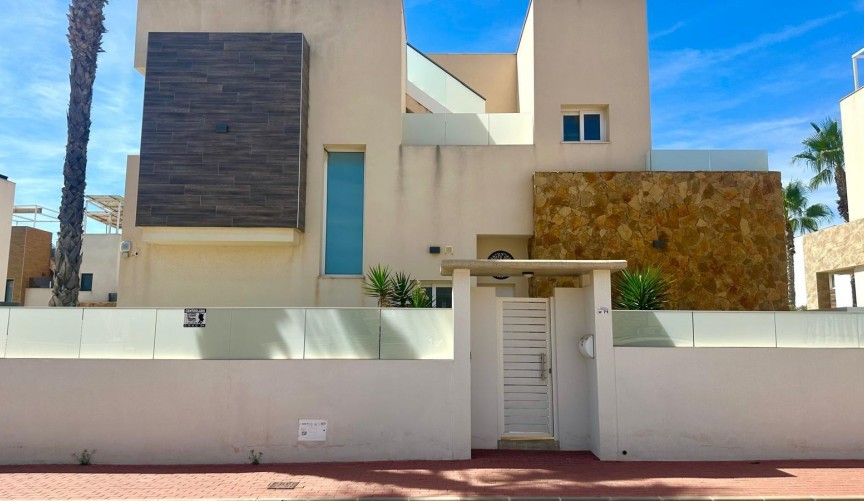 Resale - Villa -
Torrevieja - Miramar - Torre Del Moro