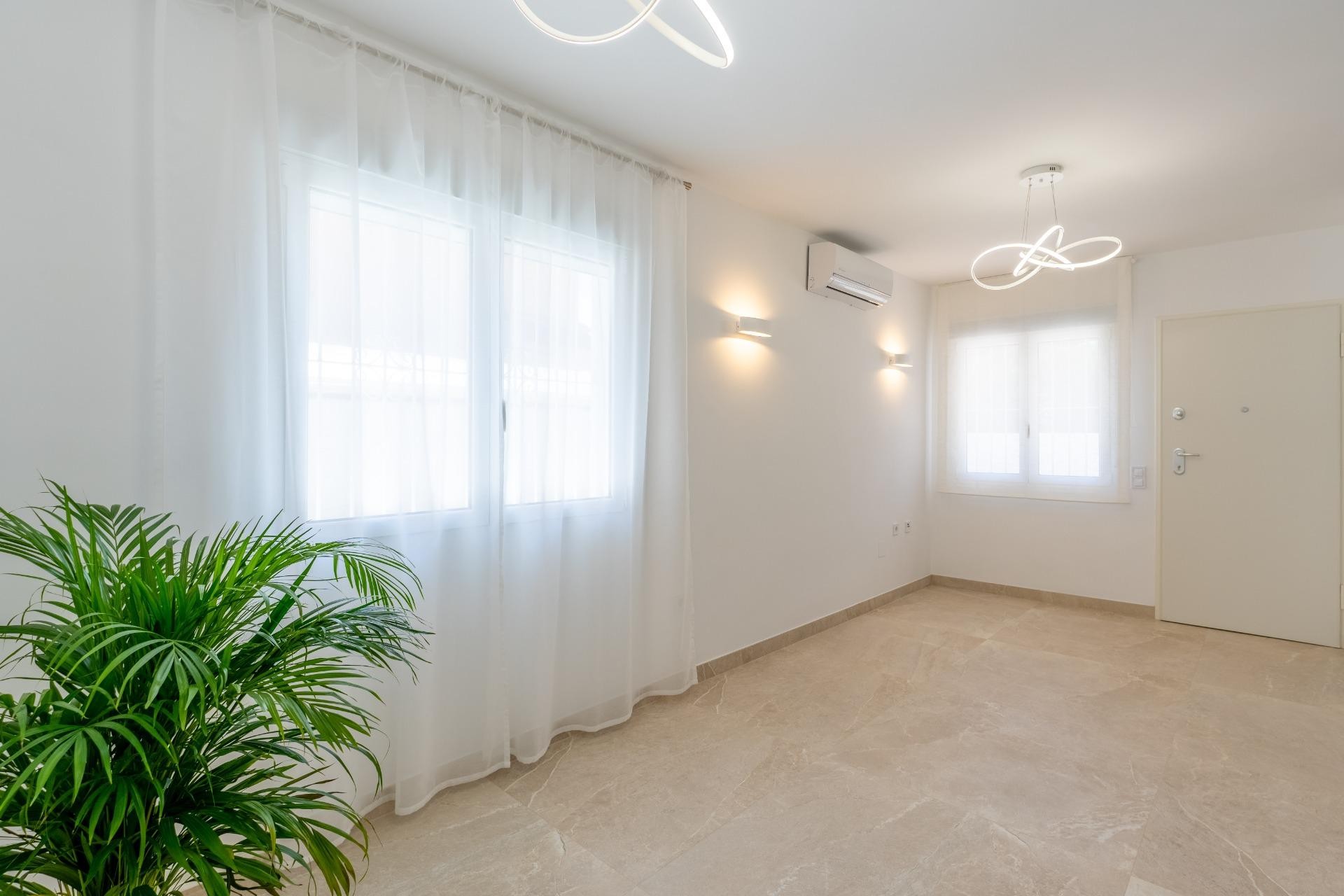 Resale - Villa -
Torrevieja - Punta Prima