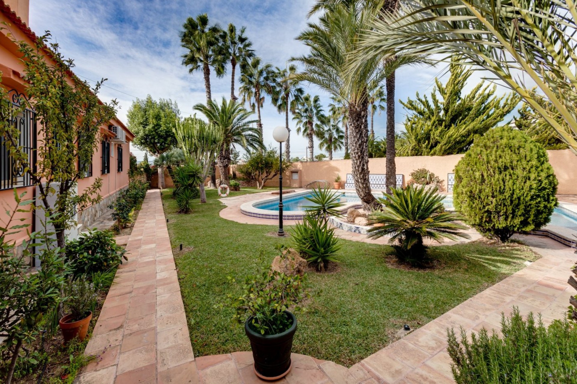 Resale - Villa -
Torrevieja - San Luis