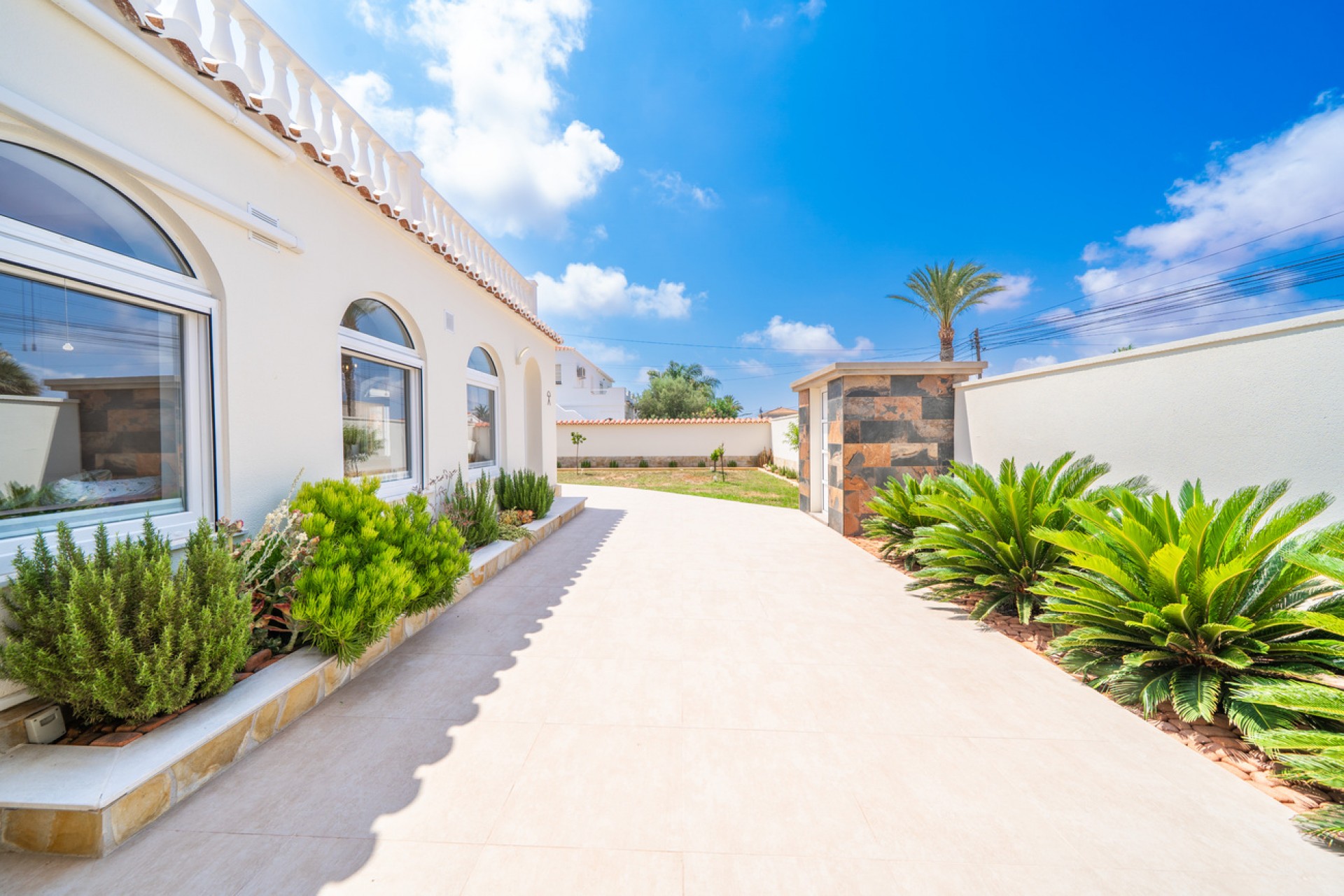 Resale - Villa -
Torrevieja - Torreta