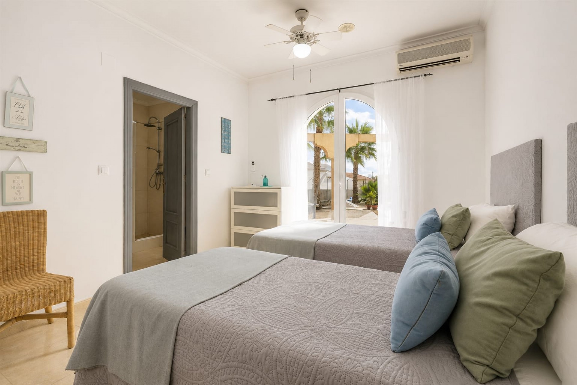 Resale - Villa -
Valle Del Sol - Inland