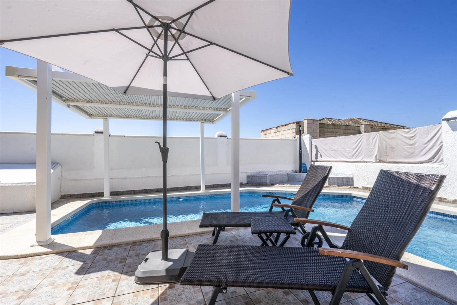 Resale - Villa -
Valle Del Sol - Inland