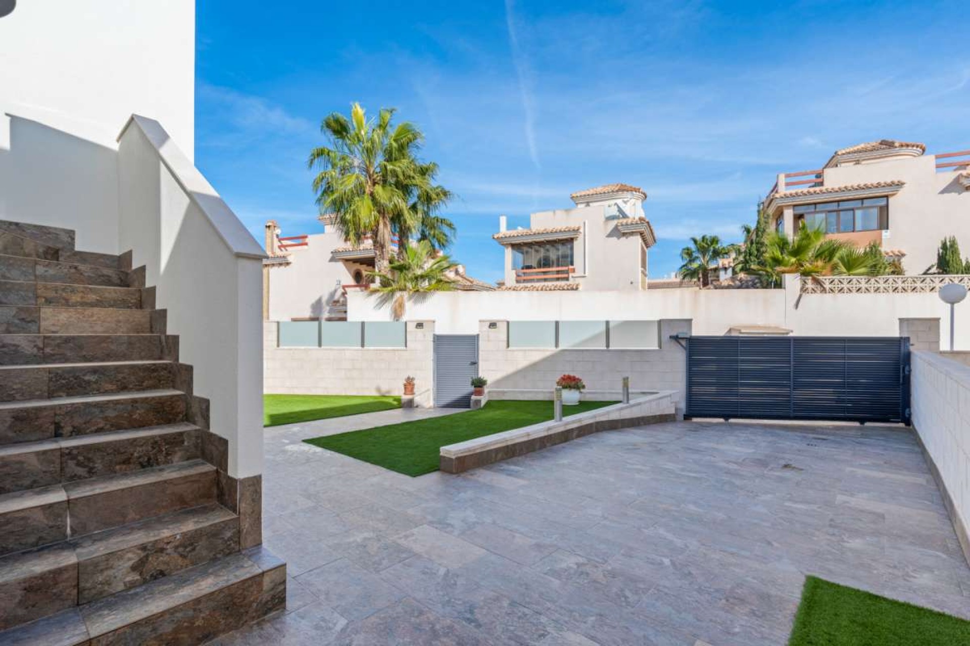 Resale - Villa -
Villamartin - Costa Blanca