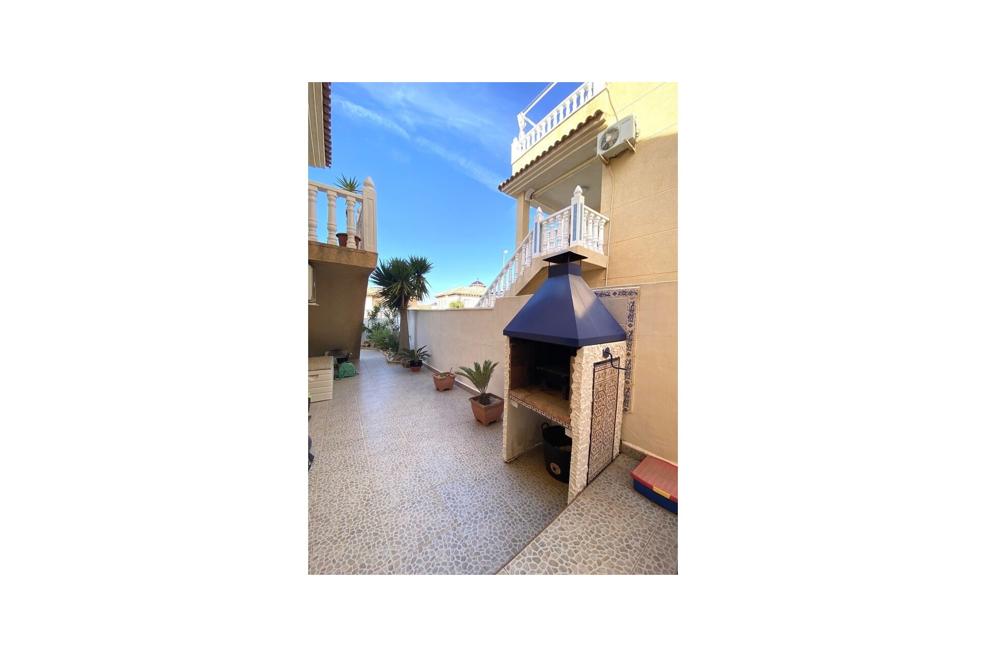 Resale - Villa -
Villamartin - Costa Blanca