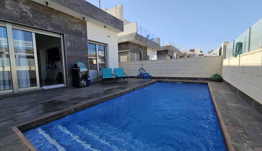 Resale - Villa -
Villamartin - Costa Blanca