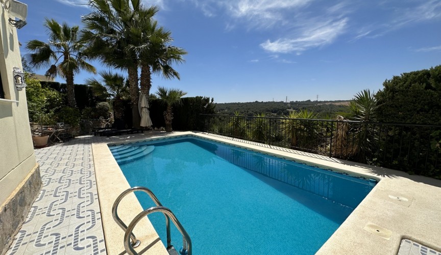 Resale - Villa -
Villamartin - Costa Blanca