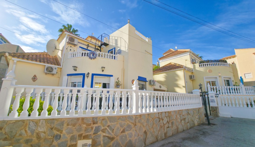 Resale - Villa -
Villamartin - Costa Blanca