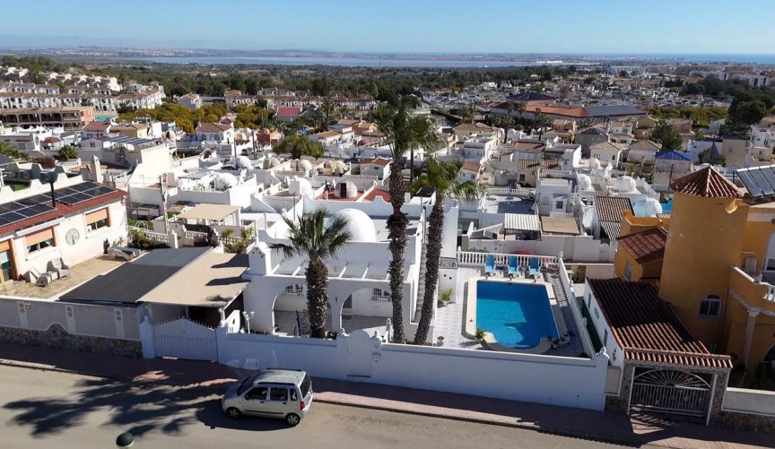 Resale - Villa -
Villamartin - Costa Blanca