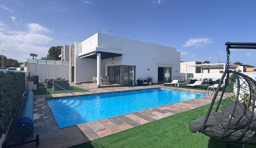 Resale - Villa -
Villamartin - Costa Blanca