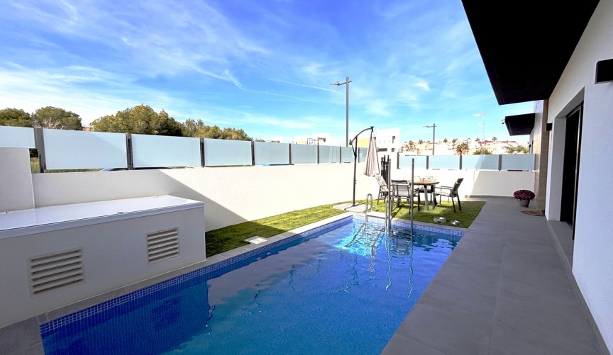 Resale - Villa -
Villamartin - Costa Blanca